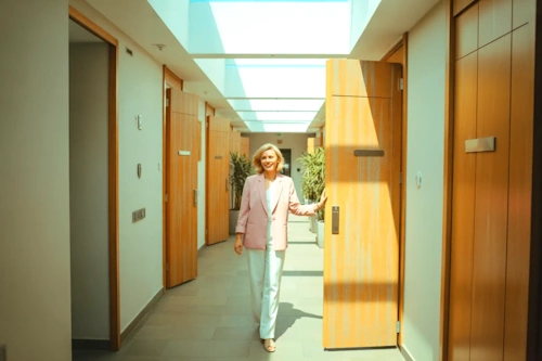 interiorfolie wandgestaltung buero und praxis nahtlose raumdeko matt weiss bedruckbar nach mass KINGKONG werbefabrik